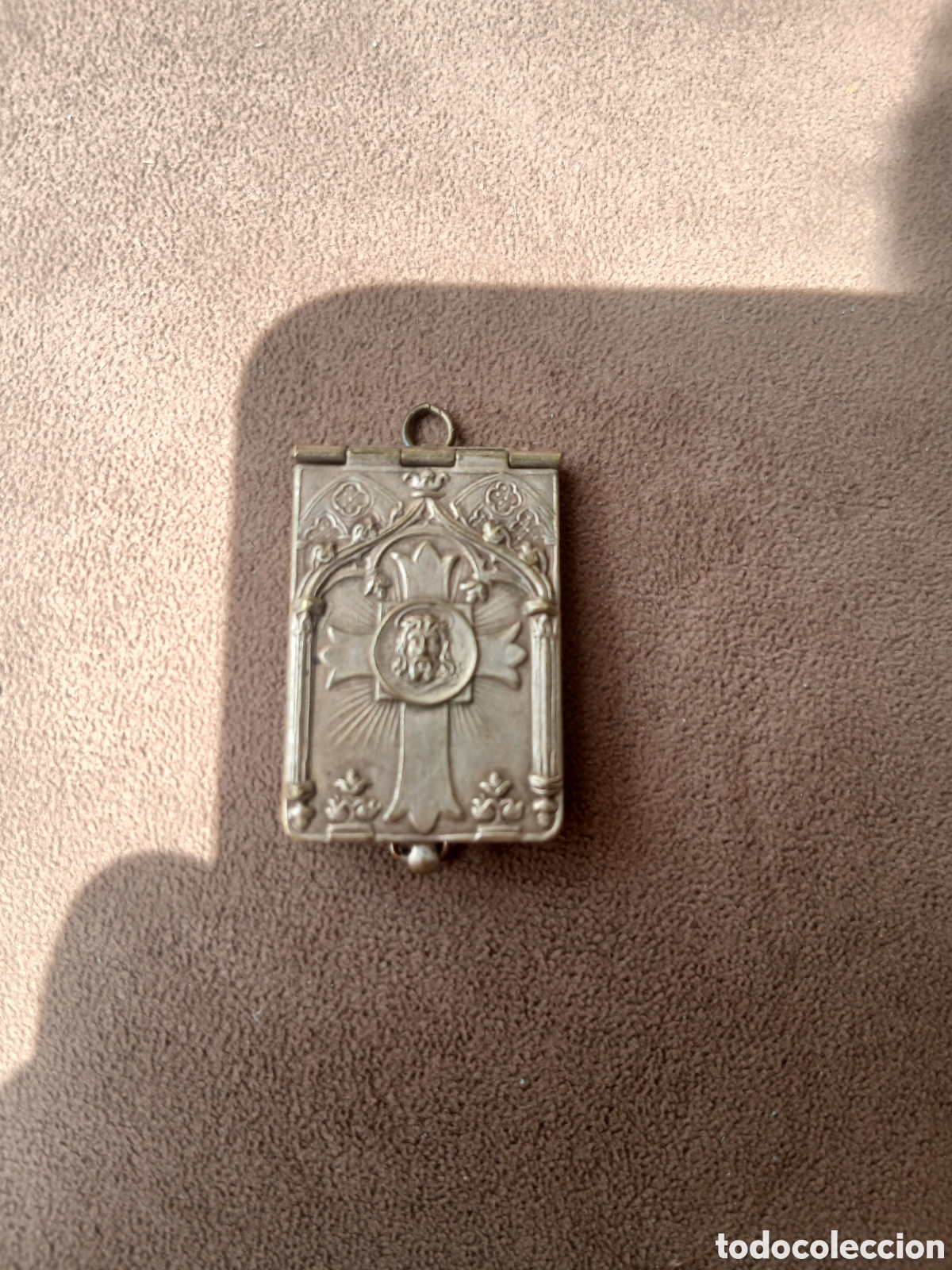 Antig&uuml;edades: Mini Libro / Relicario Antiguo de las 14 Estaciones del V&iacute;a Crucis (Metal Repujado)