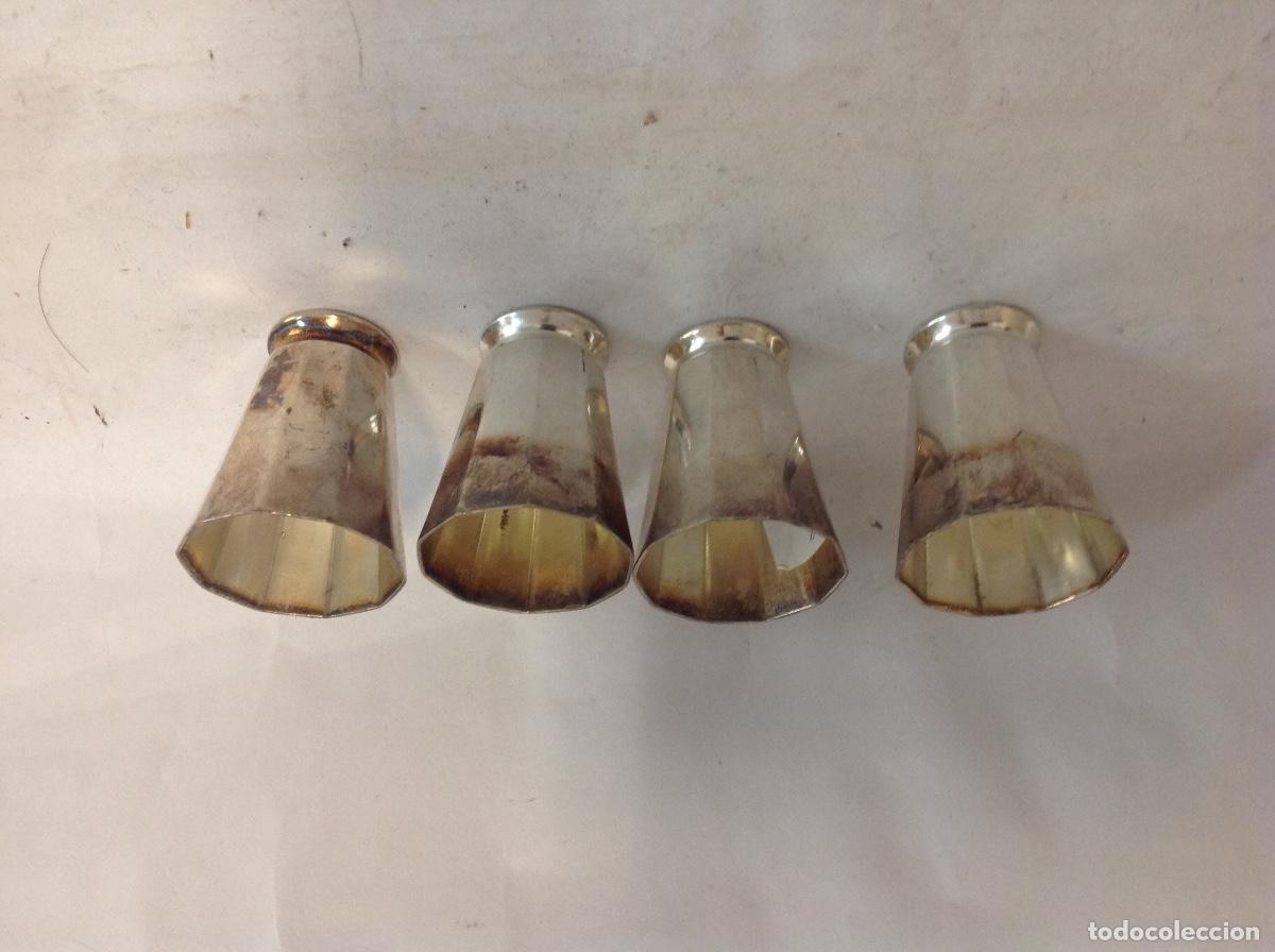 Antig&uuml;edades: 4 vasitos facetado de metal plateado