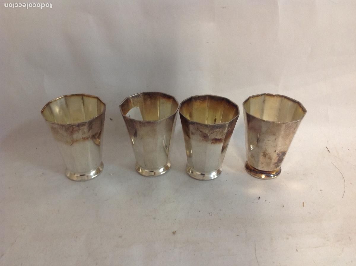 Antiquit&eacute;s: 4 vasitos facetado de metal plateado