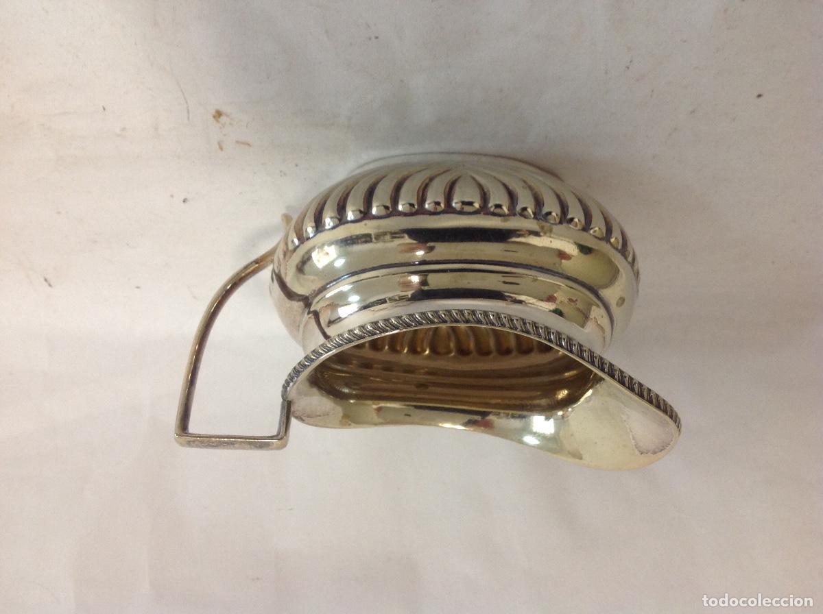 Antig&uuml;edades: Cremera inglesa gallonada de metal plateado
