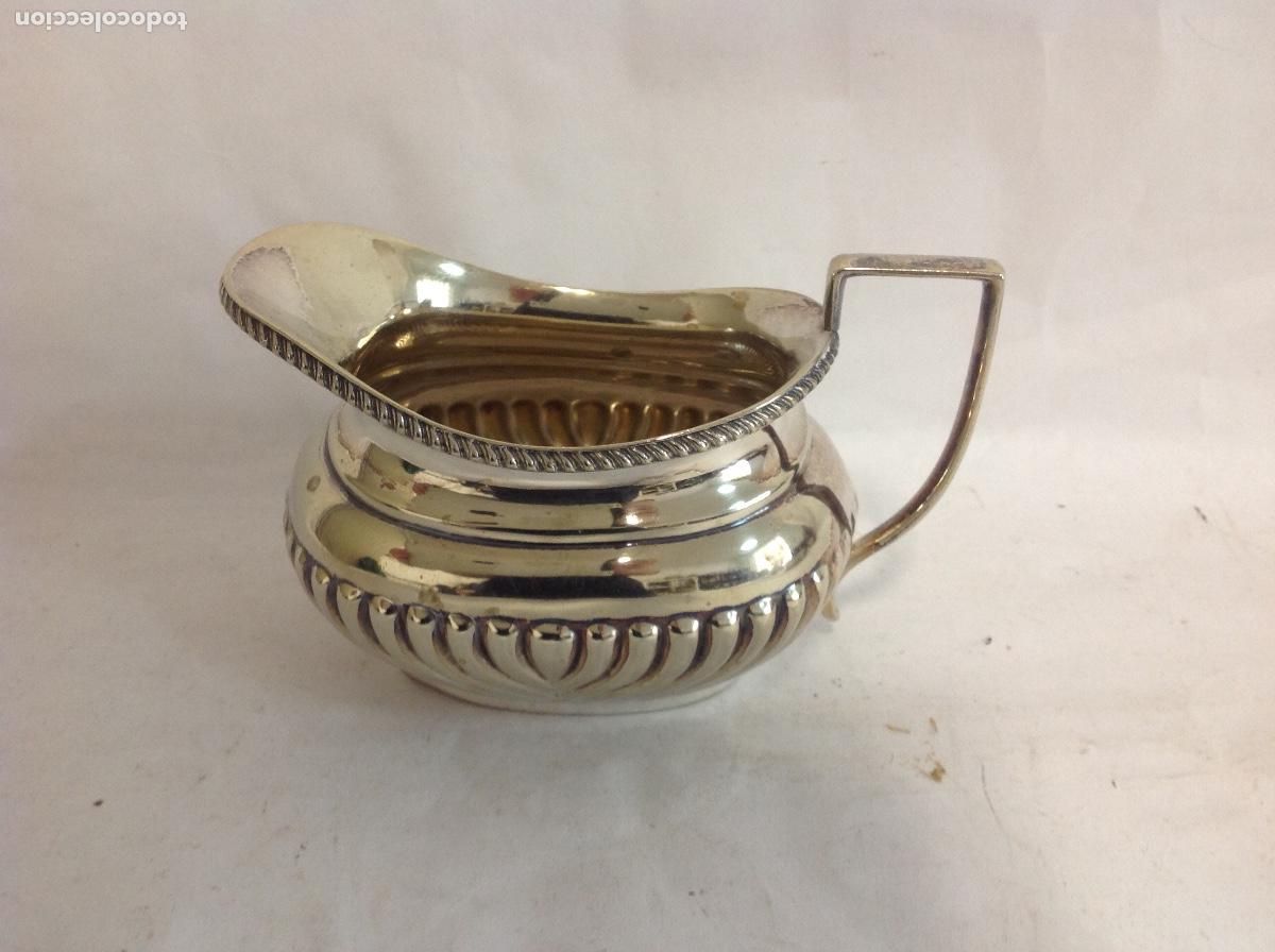 Antiquit&eacute;s: Cremera inglesa gallonada de metal plateado