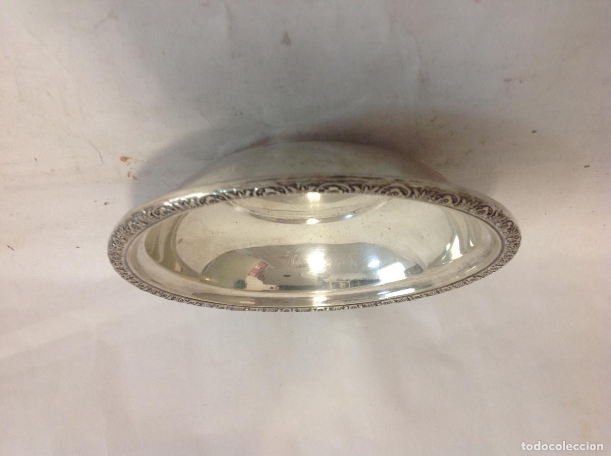 Antig&uuml;edades: Platillo hondo de borde cincelado de plata Sterling