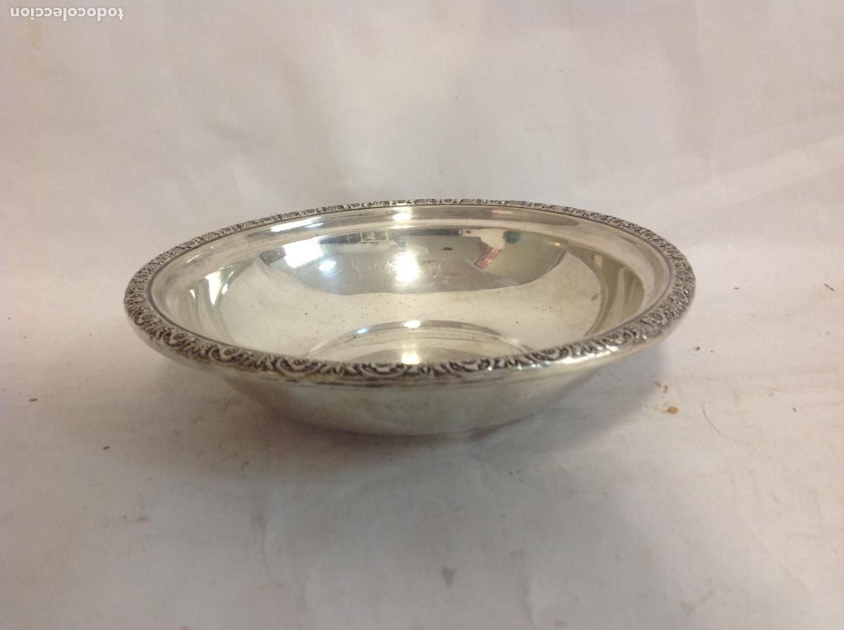 Antiquit&eacute;s: Platillo hondo de borde cincelado de plata Sterling