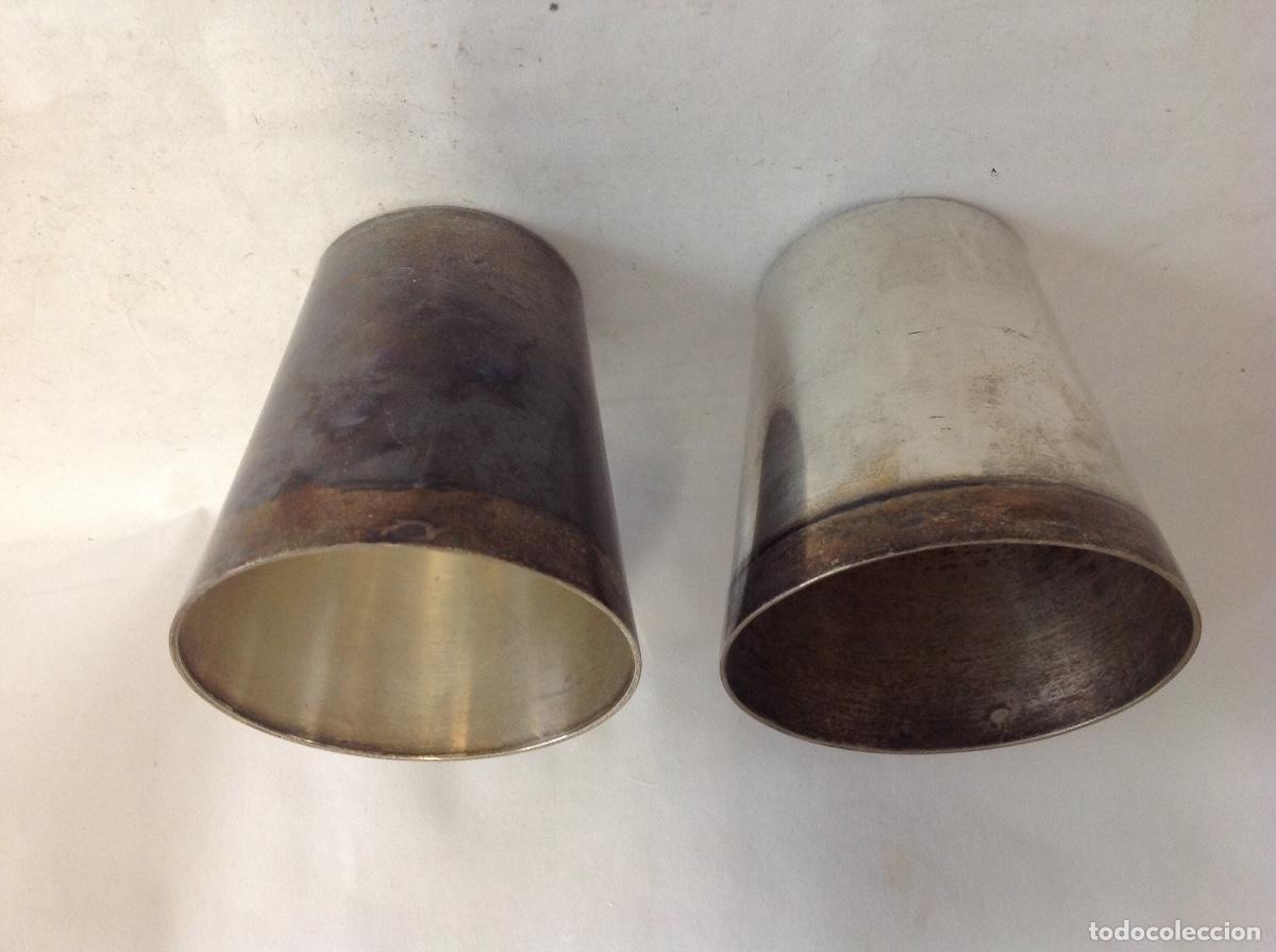 Antig&uuml;edades: Dos vasitos de metal plateado