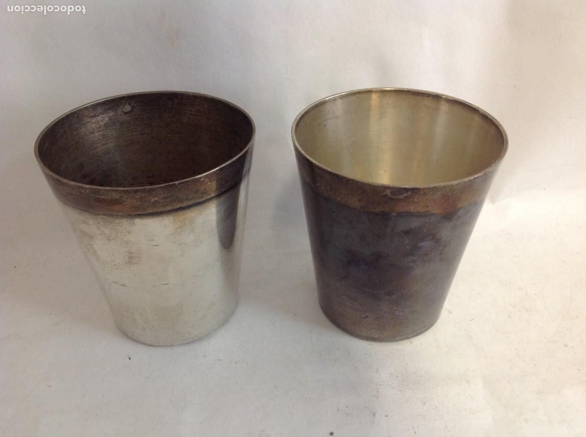 Antig&uuml;edades: Dos vasitos de metal plateado - Foto 1
