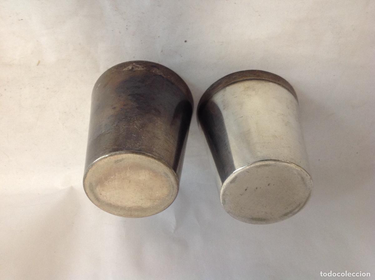 Antig&uuml;edades: Dos vasitos de metal plateado - Foto 3