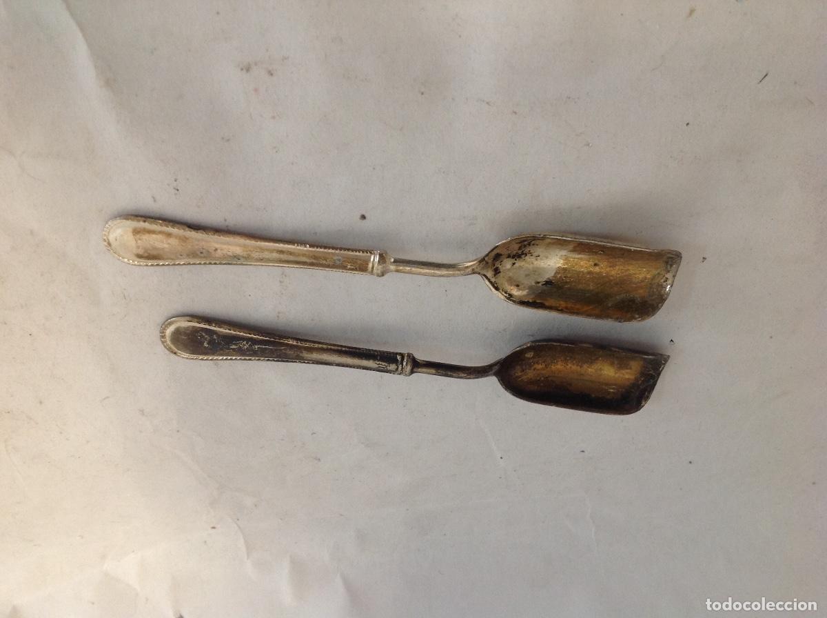 Antig&uuml;edades: Dos cucharitas para az&uacute;car de metal plateado