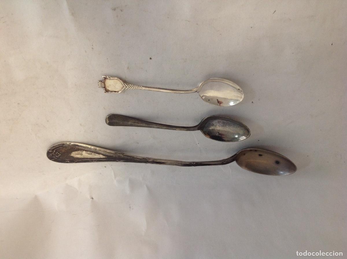Antig&uuml;edades: Tres cucharitas de metal plateado