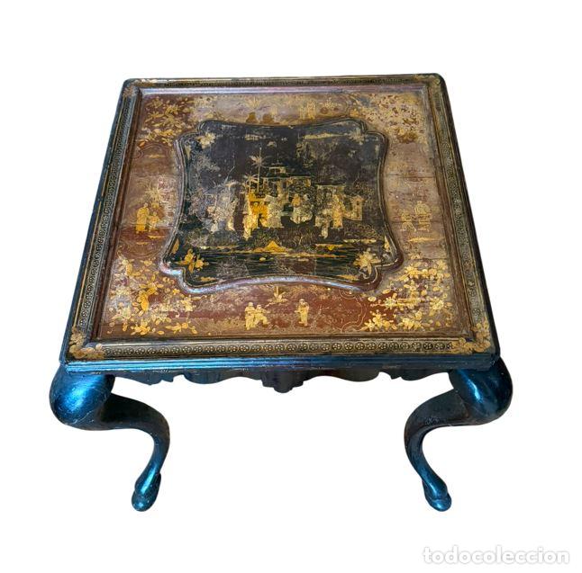 Antig&uuml;edades: ANTIGUA MESA AUXILIAR CON ESCENAS PALACIEGAS DE ESTILO CANTON&Eacute;S. MADERA LACADA. CHINA. SIGLO XIX.
