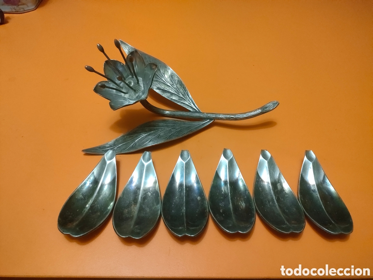 Antig&uuml;edades: Antiguo cenicero en forma de flor con ba&ntilde;o de plata