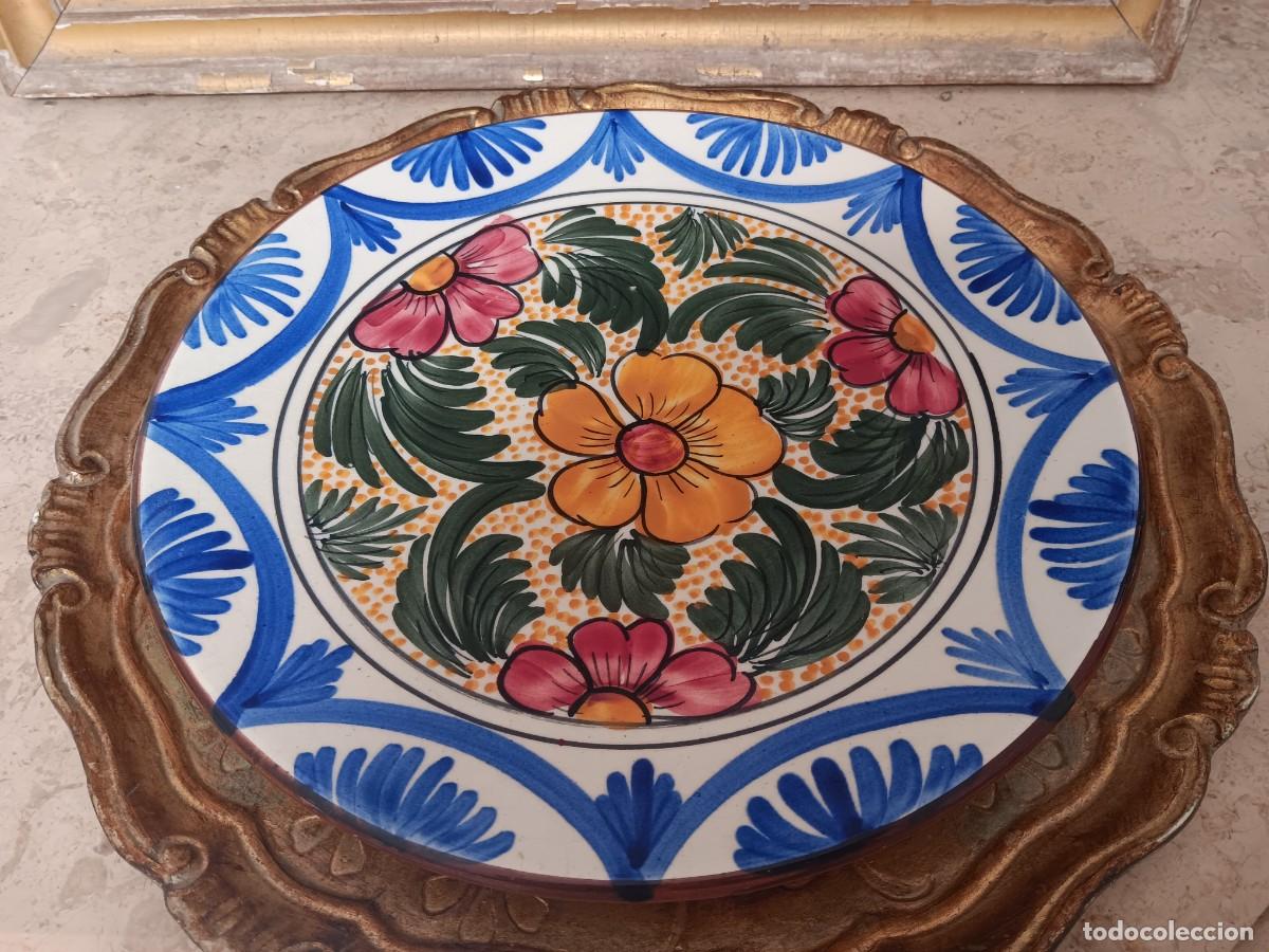 Antig&uuml;edades: plato de cer&aacute;mica decorativo presenta un dise&ntilde;o de flores coloridas pintadas a mano con un borde azu