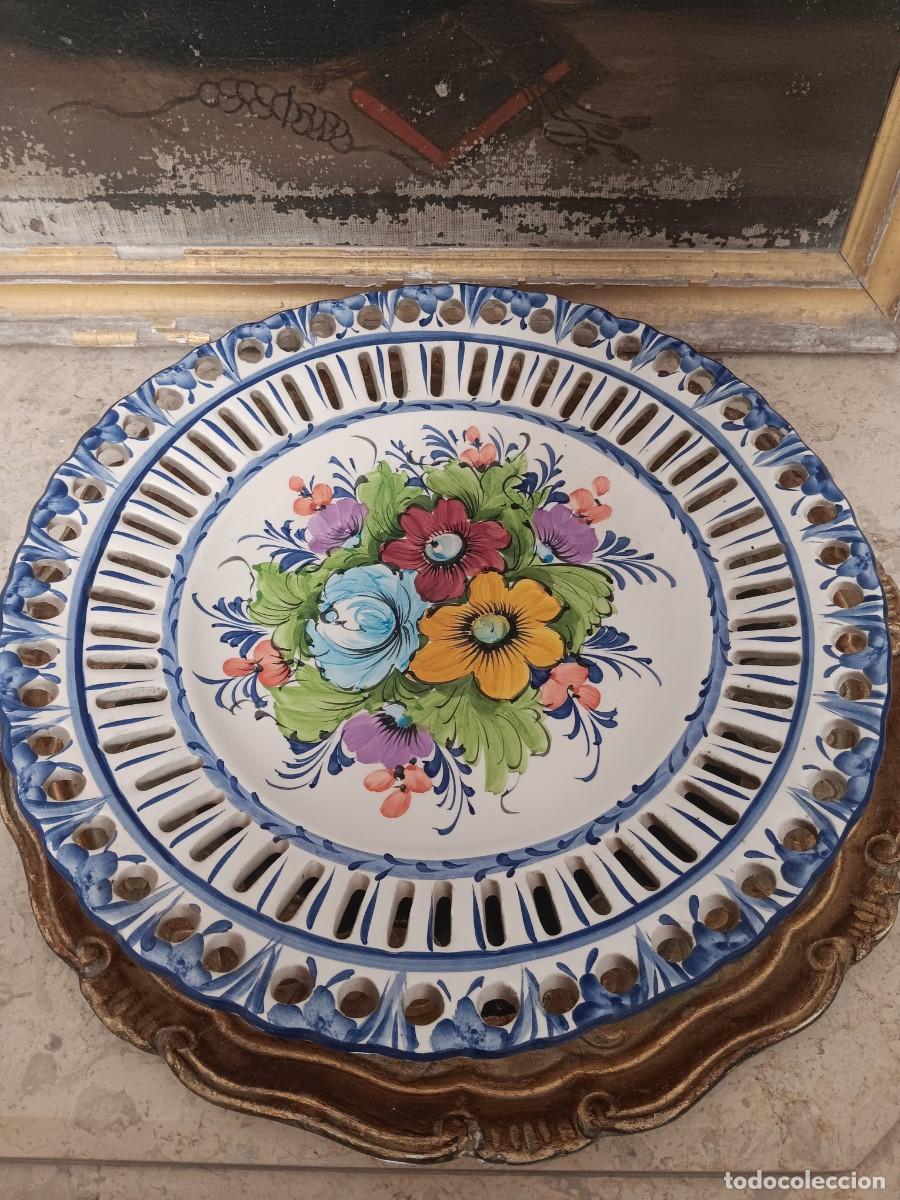 Antig&uuml;edades: plato de cer&aacute;mica de Portugal con un dise&ntilde;o calado en el borde y decoraci&oacute;n floral pintada a mano.La