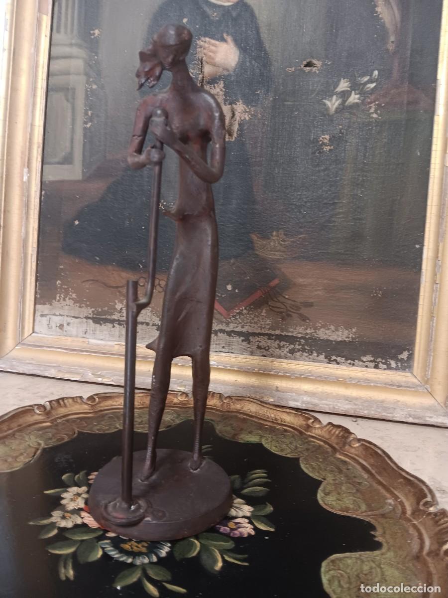 Antig&uuml;edades: escultura de bronce del siglo XX representa una figura estilizada y delgada que sostiene un bast&oacute;n o