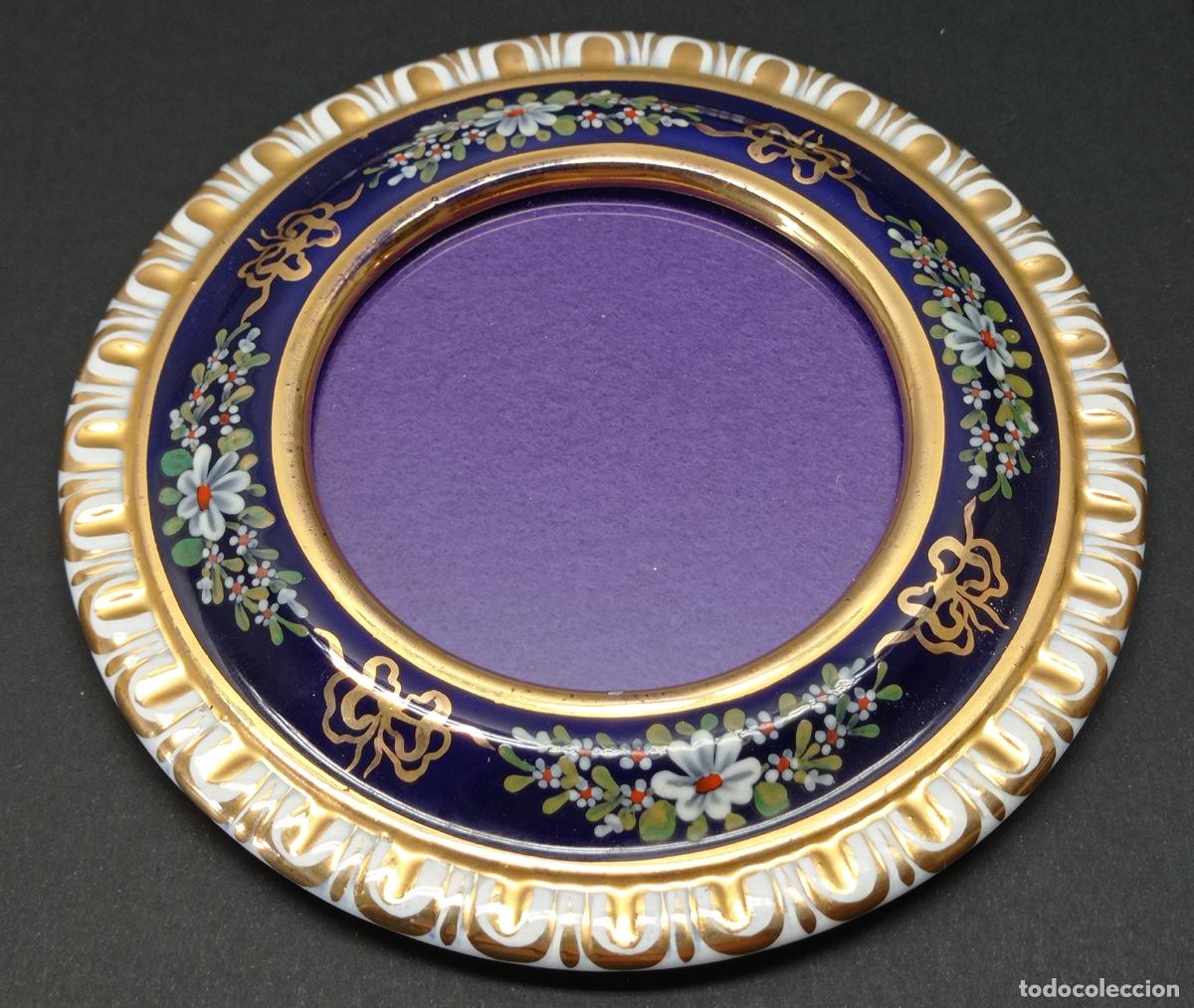 Antig&uuml;edades: Marco ovalado tipo relicario &middot; finales s. XIX &middot; porcelana esmaltada en azul cobalto, blanco y oro
