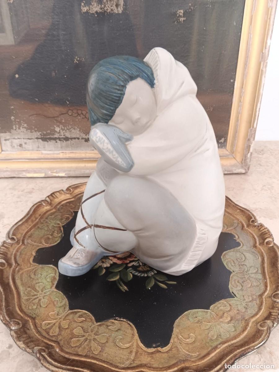 Antig&uuml;edades: figura de porcelana Lladr&oacute;, concretamente el modelo &rdquo;Ni&ntilde;o Esquimal Durmiendo&rdquo; (Eskimo Boy Sleeping),