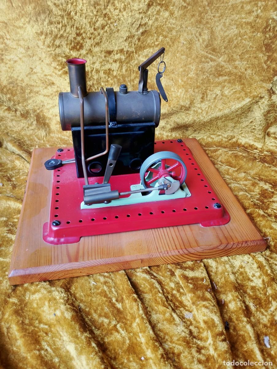 Antig&uuml;edades: Extraordin&agrave;ria m&aacute;quina de vapor (tipo Mamod): &oacute;ptimo estado -sobre base de madera tambi&eacute;n muy nueva