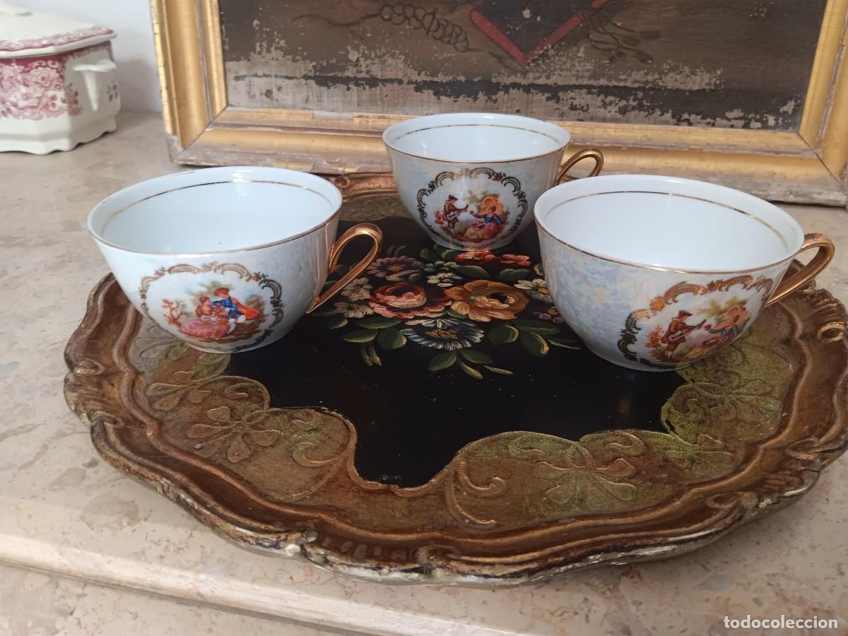 Antig&uuml;edades: tazas de porcelana fina con detalles dorados en los bordes y asas.Los dise&ntilde;os presentan escenas rom&aacute;