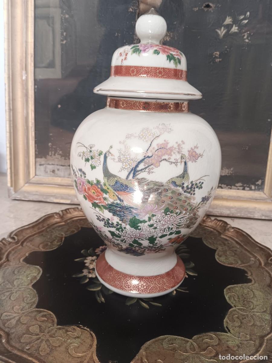 Antig&uuml;edades: t&iacute;bor o jarr&oacute;n de jengibre japon&eacute;s de estilo Satsuma.Presenta una decoraci&oacute;n detallada con pavos rea