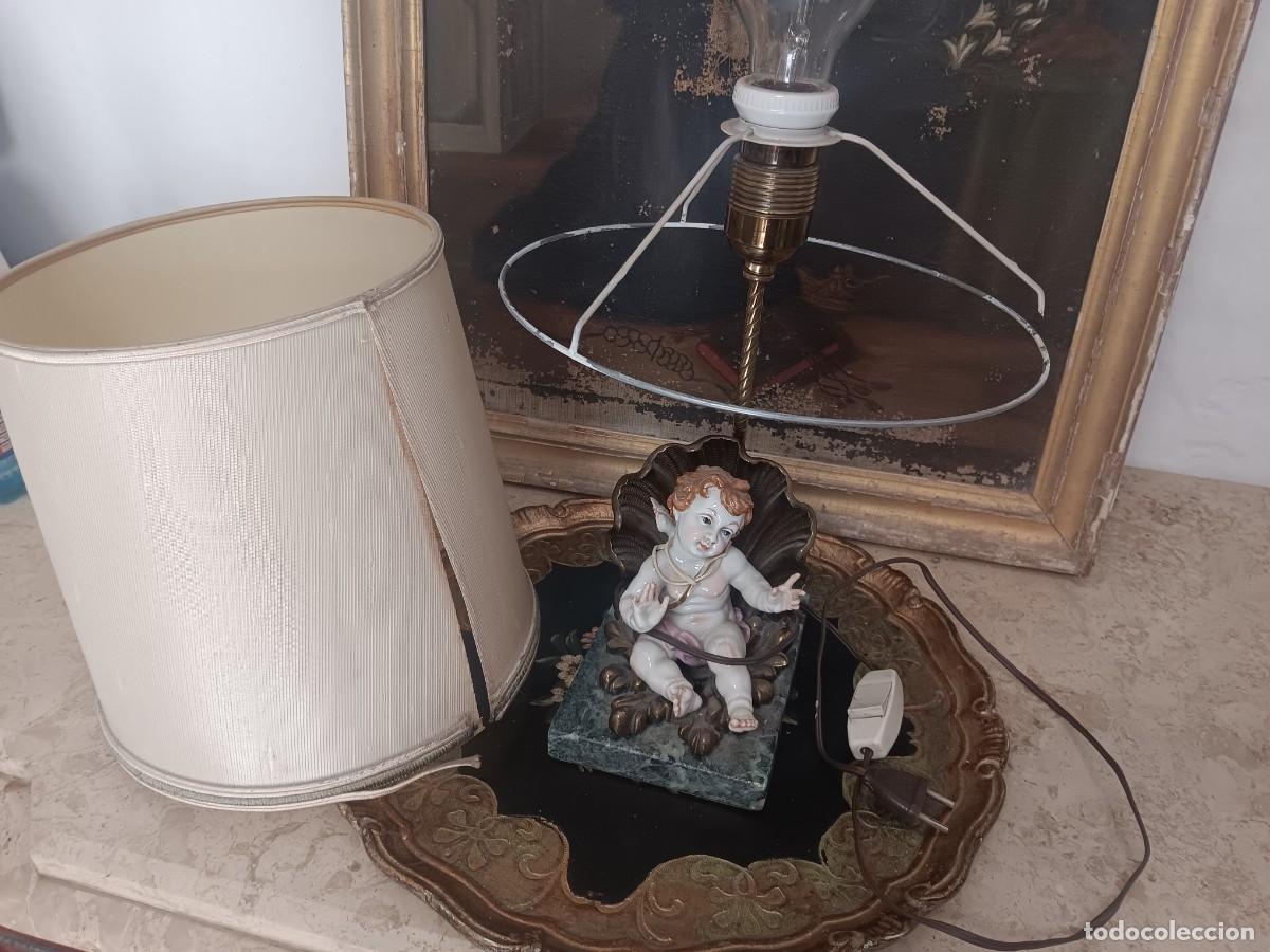Antig&uuml;edades: l&aacute;mpara de sobremesa cuenta con una base de porcelana en forma de &aacute;ngel sobre una concha.El dise&ntilde;o i