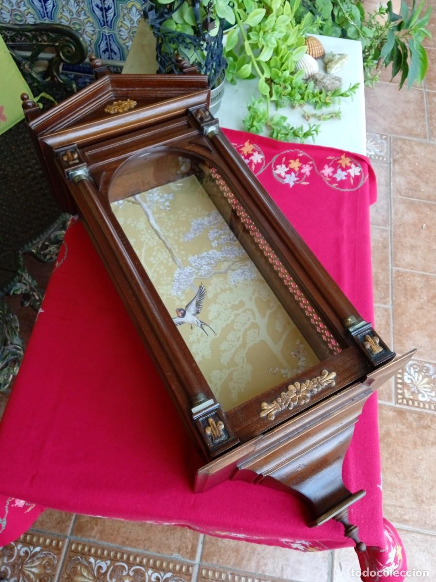 Antig&uuml;edades: Capilla hornacina antigua artesanal de madera para figura religiosa