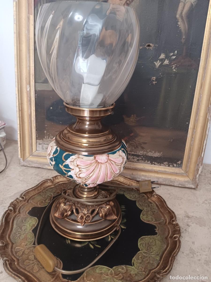 Antig&uuml;edades: l&aacute;mpara de mesa tipo quinqu&eacute; de la marca Mariner, que cuenta con una base de bronce y cuerpo de porc