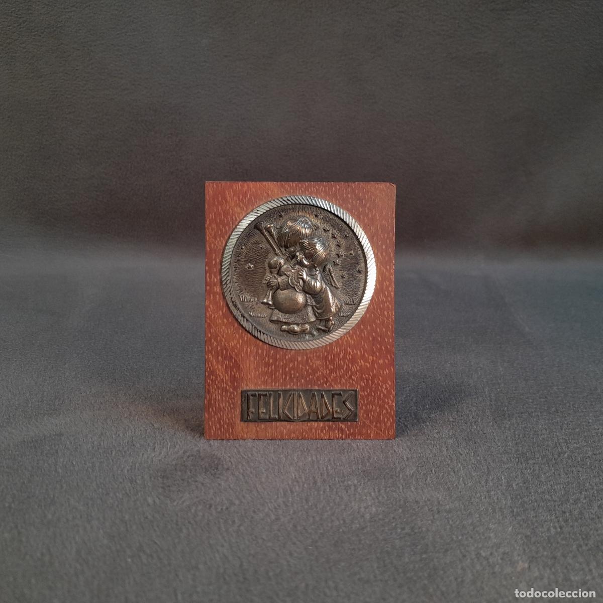 Antig&uuml;edades: PLACA DECORATIVA DE SOBREMESA CON RELIEVE DE DOS NI&Ntilde;OS EN PLATA CON PEANA DE MADERA. MEDIADO S.XX