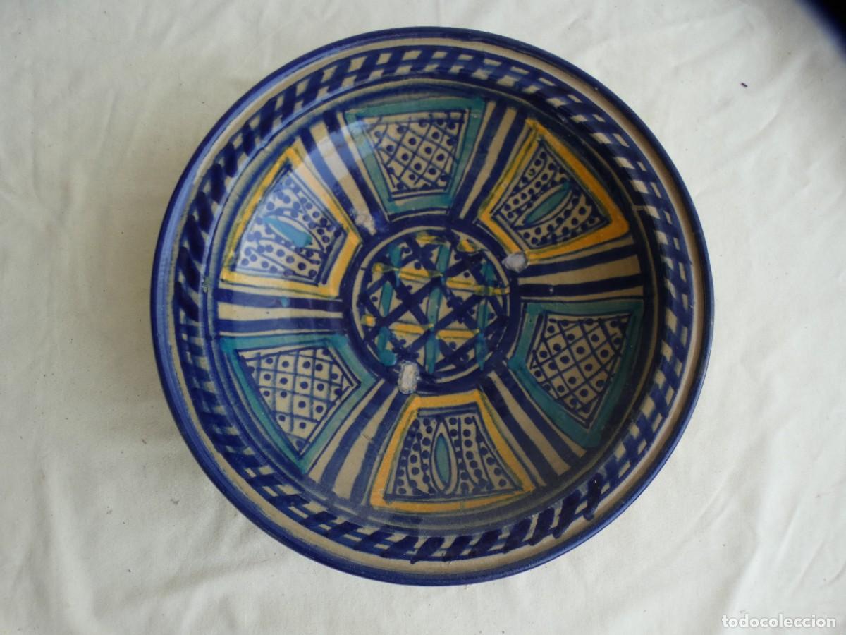 Antig&uuml;edades: Plato de loza policromada morisca, gres vidriado, finales del siglo XIX, Fez, Marruecos.