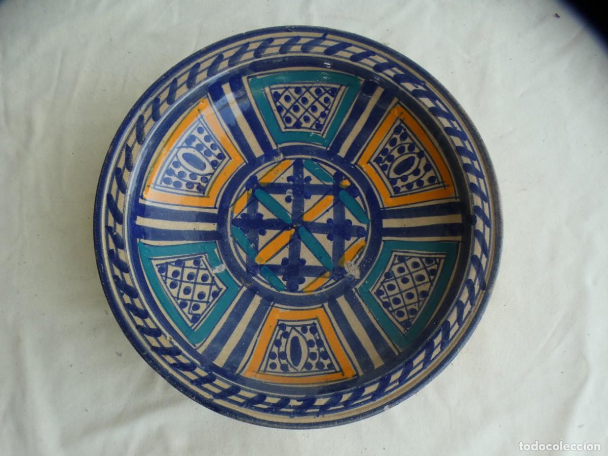 Antig&uuml;edades: Plato de loza policromada morisca, gres vidriado, finales del siglo XIX, Fez, Marruecos.