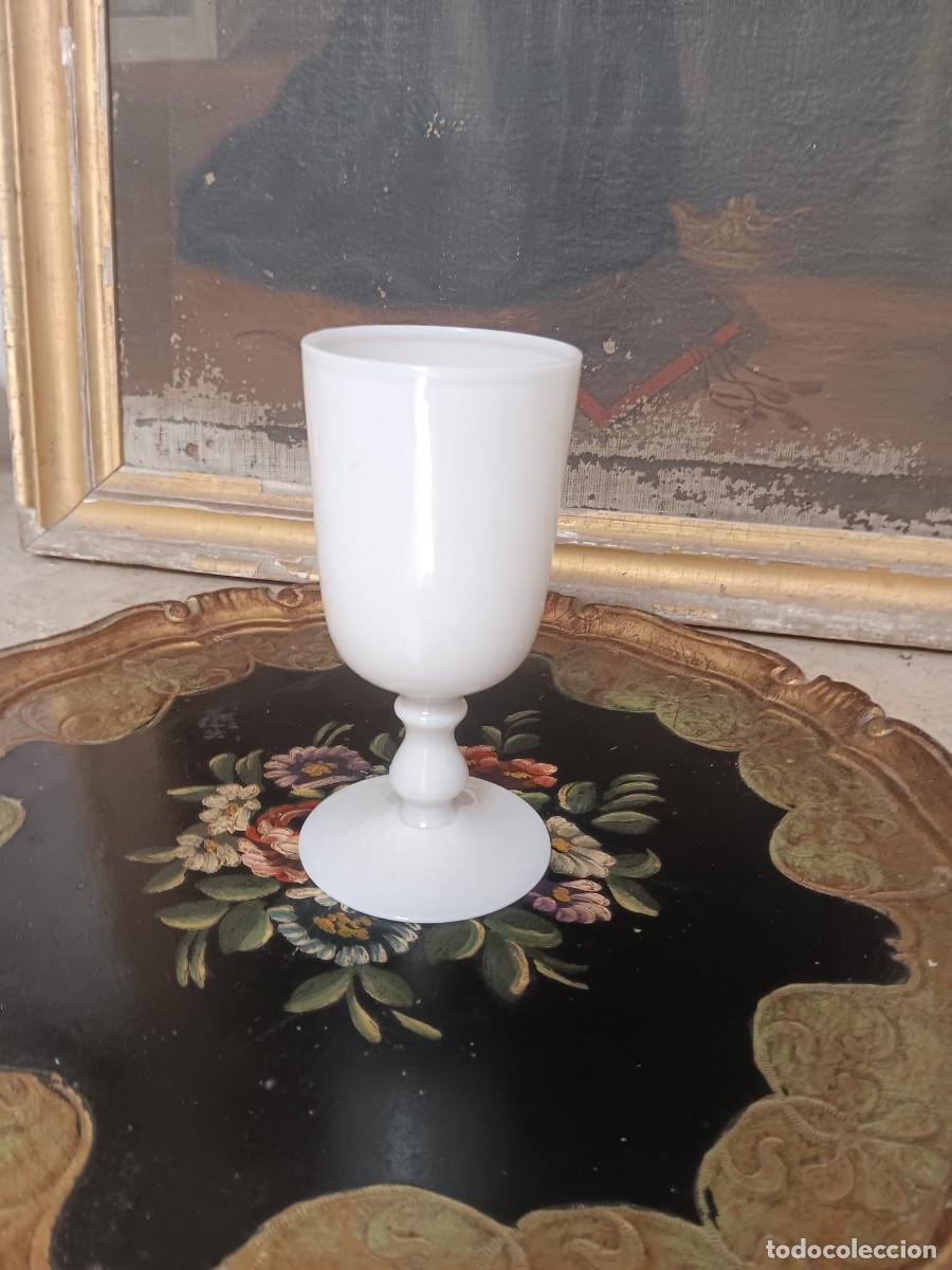 Antig&uuml;edades: vidrio opalino blanco, posiblemente de la firma francesa Vallerysthal.El dise&ntilde;o es vintage y soplado