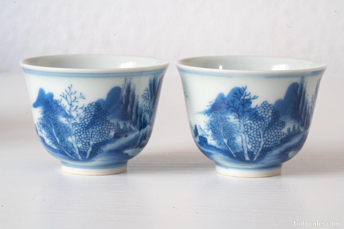 Antig&uuml;edades: Par de tazas de t&eacute;, porcelana azul y blanca, dinast&iacute;a Qing, marca Kangxi（1662-1772）