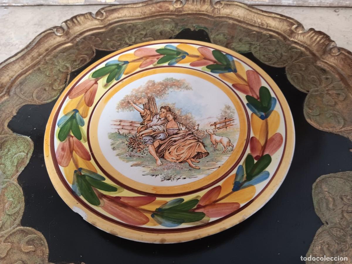 Antiquit&eacute;s: plato de cer&aacute;mica art&iacute;stica espa&ntilde;ola, posiblemente de Talavera de la Reina o Pu