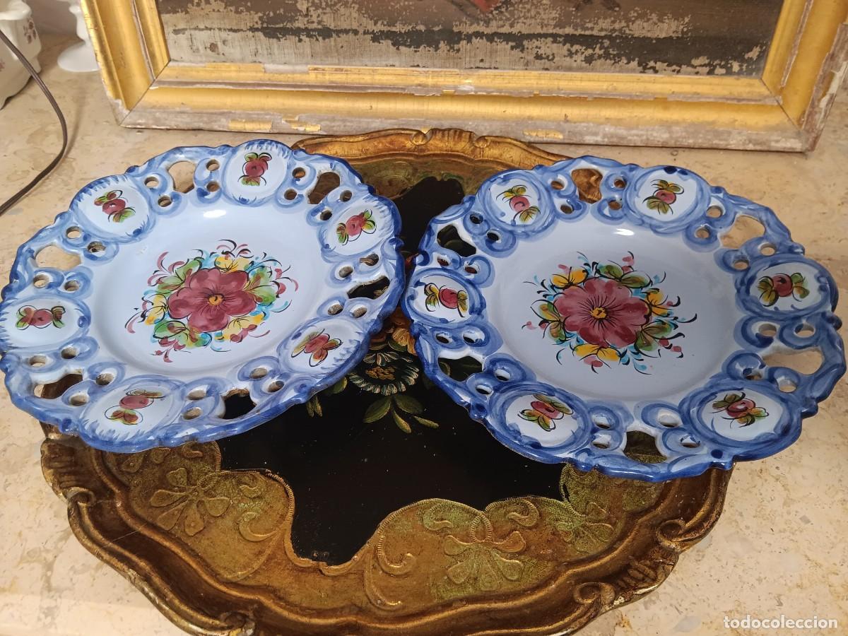 Antig&uuml;edades: Plato de pared de cer&aacute;mica perforada portuguesa vintage con intrincado dise&ntilde;o floral pintado a mano.