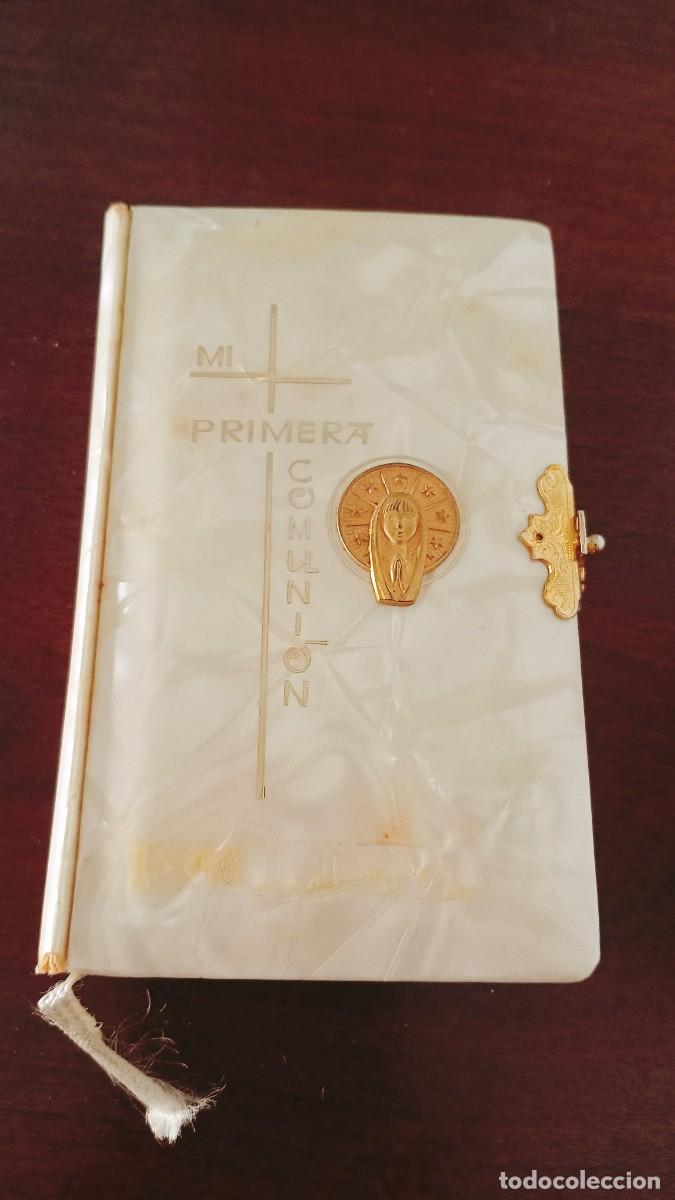 Antig&uuml;edades: Libro de comuni&oacute;n con estuche.