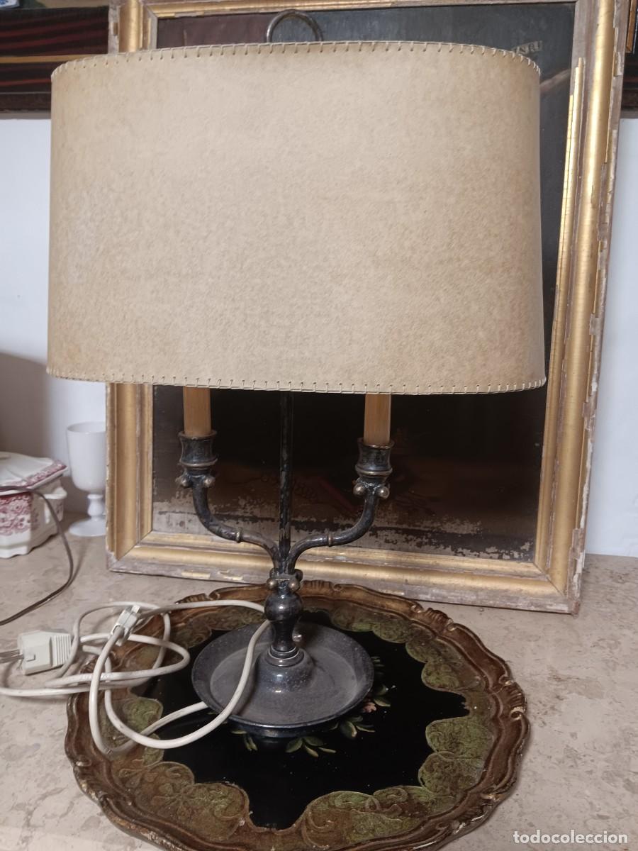 Antig&uuml;edades: l&aacute;mpara de mesa estilo Bouillotte presenta una estructura de metal oscuro con dos luces tipo candela