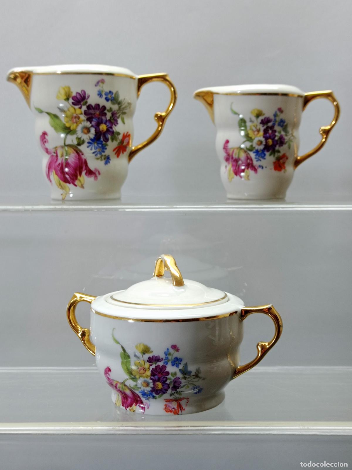 Antig&uuml;edades: Juego porcelana Santa Clara VIGO &middot; pareja de lecheras y azucarero &middot; flores silvestres y acabado oro