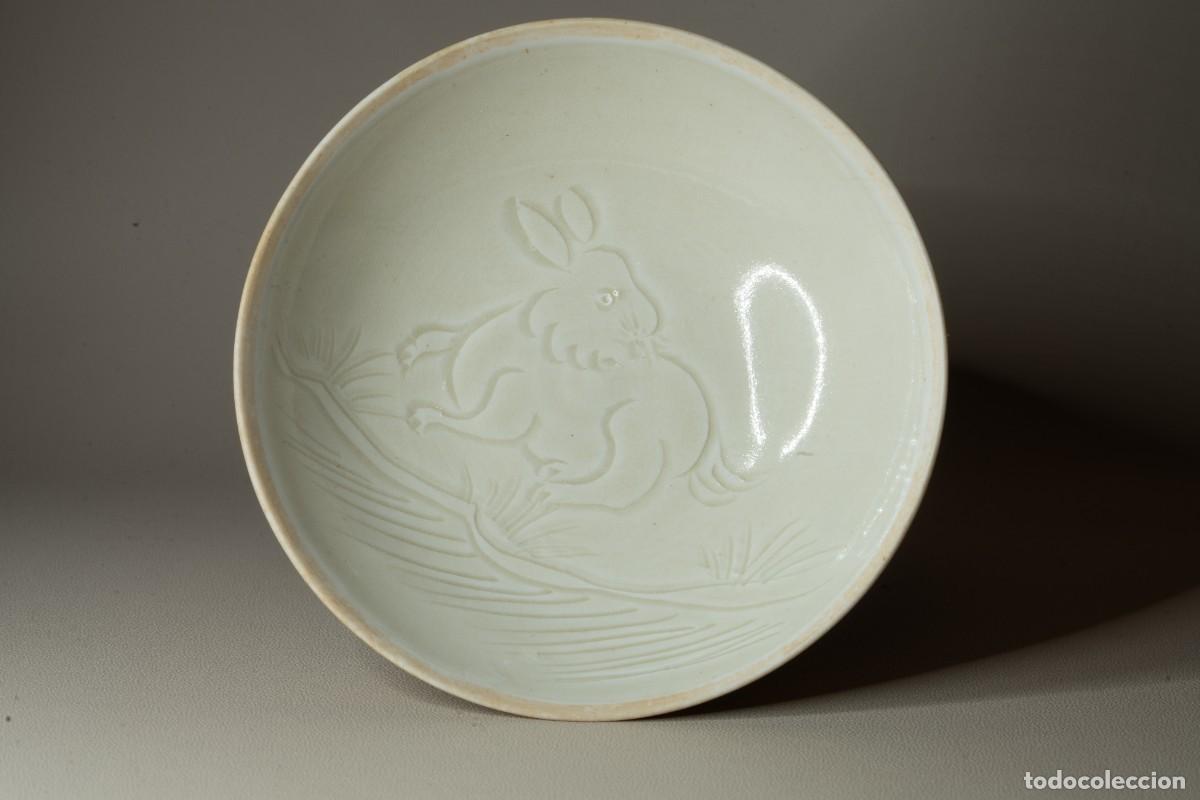 Antig&uuml;edades: Plato de porcelana blanca con conejo y marca &rdquo;Guan&rdquo;, horno Ding (China, 960-1127 d. C.)