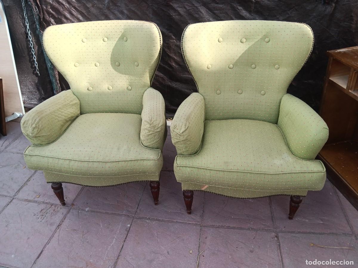 Antig&uuml;edades: sillones orejeros de estilo cl&aacute;sico o tradicional con tapicer&iacute;a capiton&eacute; de color verde oliva textur