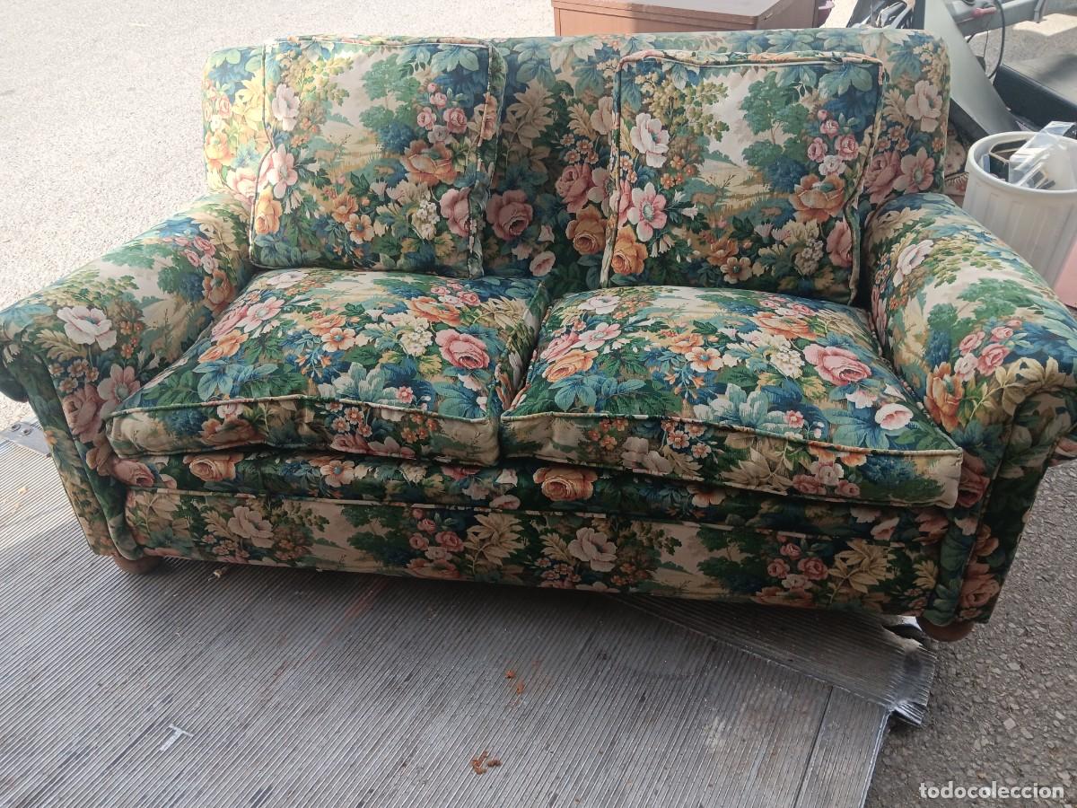 Antig&uuml;edades: sof&aacute; Dux Ask&ouml; tapizado con tela Sanderson presenta un distintivo estampado floral multicolor.