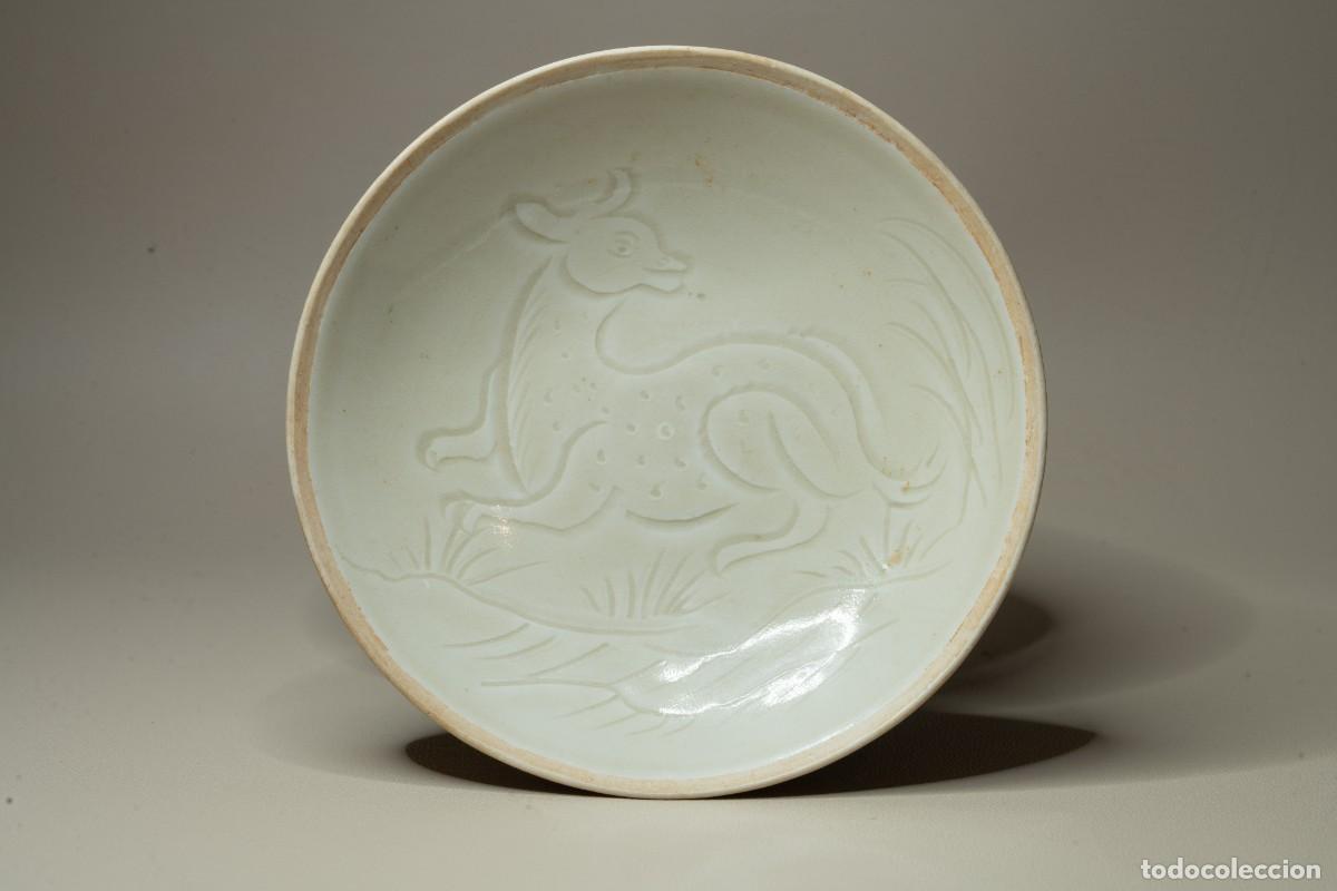 Antig&uuml;edades: Plato de porcelana blanca con ciervo, horno Ding (Song del Norte, 960-1127 d. C.)