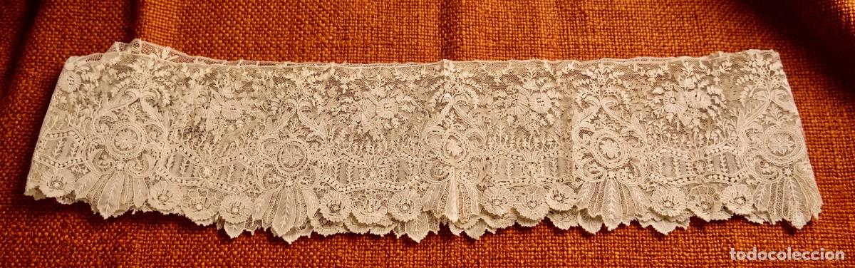Antig&uuml;edades: Antiguo Encaje sobre Tul Bordado &ndash; Motivos Florales &ndash; 300 x 19 cm &ndash; Siglo XIX / S. XX