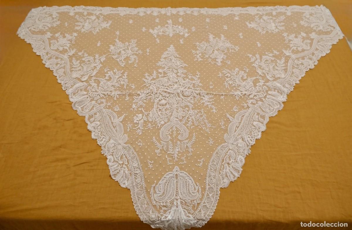Antig&uuml;edades: Antigua Mantilla / Velo Triangular de Tul Bordado &ndash; Encaje Floral de &Eacute;poca &ndash; S. XIX / Ppios. XX