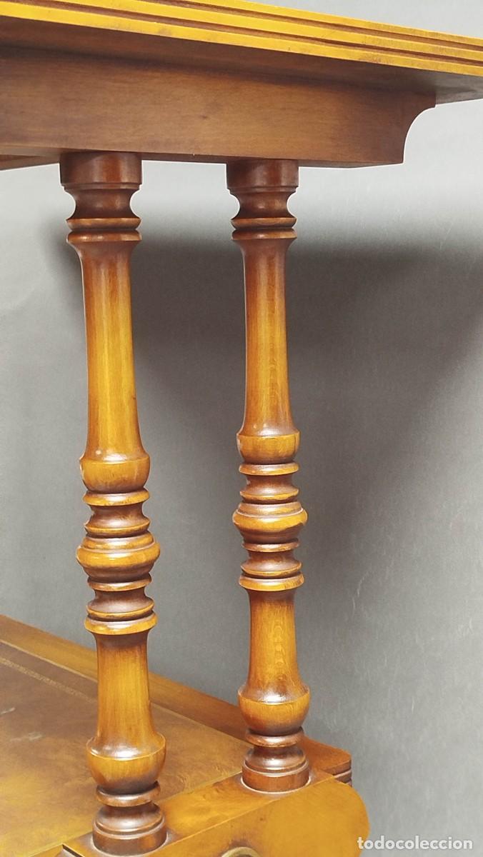 Antig&uuml;edades: MESITA DE SERVICIO DE MADERA Y SIMIL DE PIEL - Foto 9