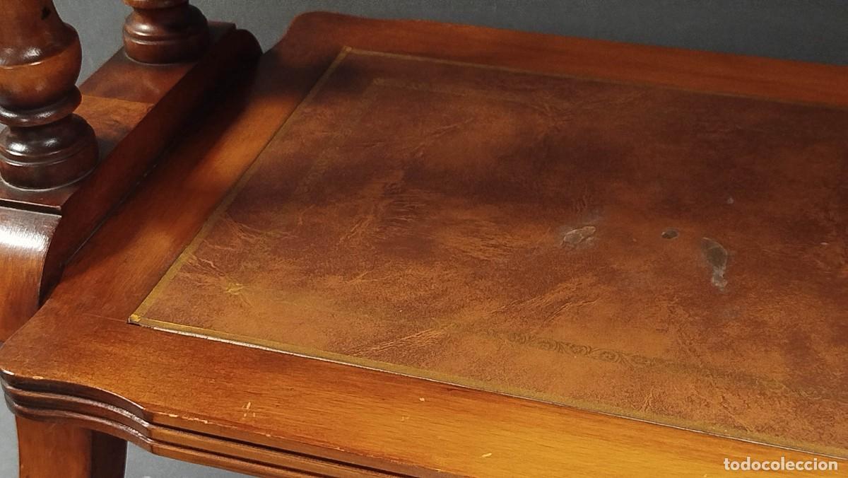 Antig&uuml;edades: MESITA DE SERVICIO DE MADERA Y SIMIL DE PIEL - Foto 16