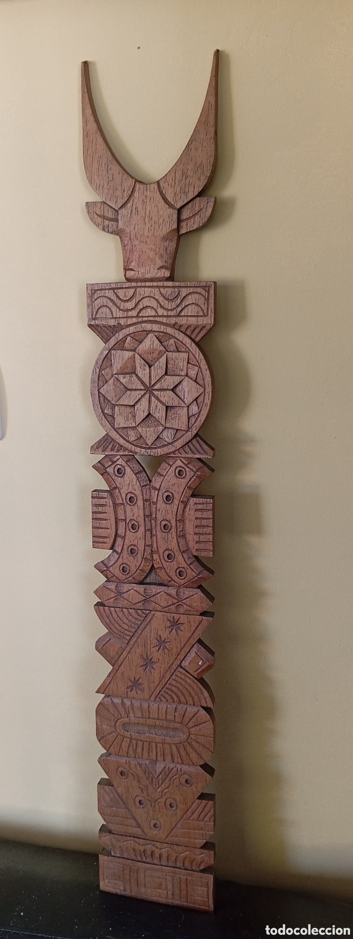 Antig&uuml;edades: Relieve &eacute;tnico madera