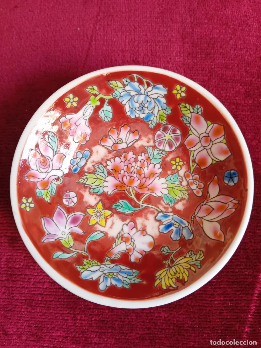 Antig&uuml;edades: Plato chino con decoraci&oacute;n floral y sello por debajo