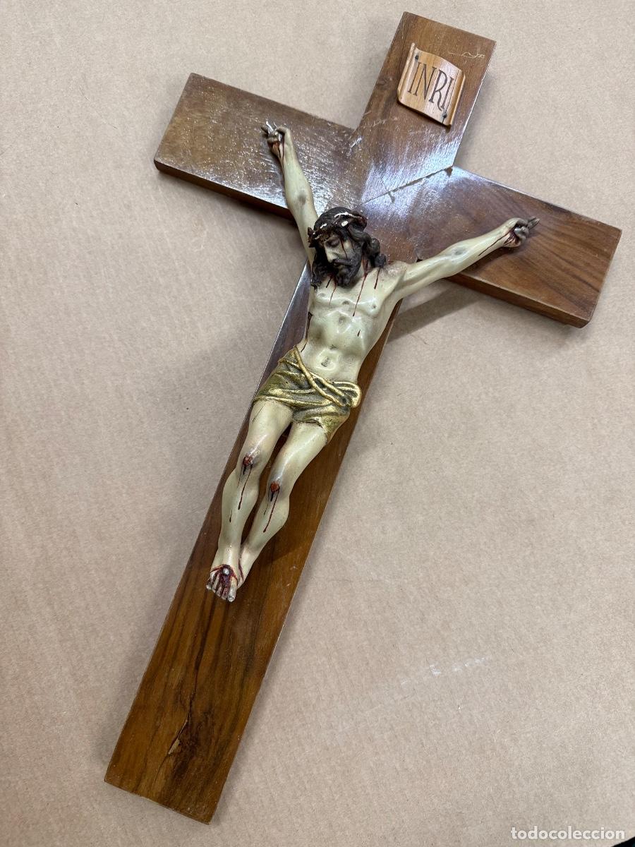 Antig&uuml;edades: Antiguo crucifijo de madera con Cristo Muerto, de estuco. Olot. Mide 60x35cms.