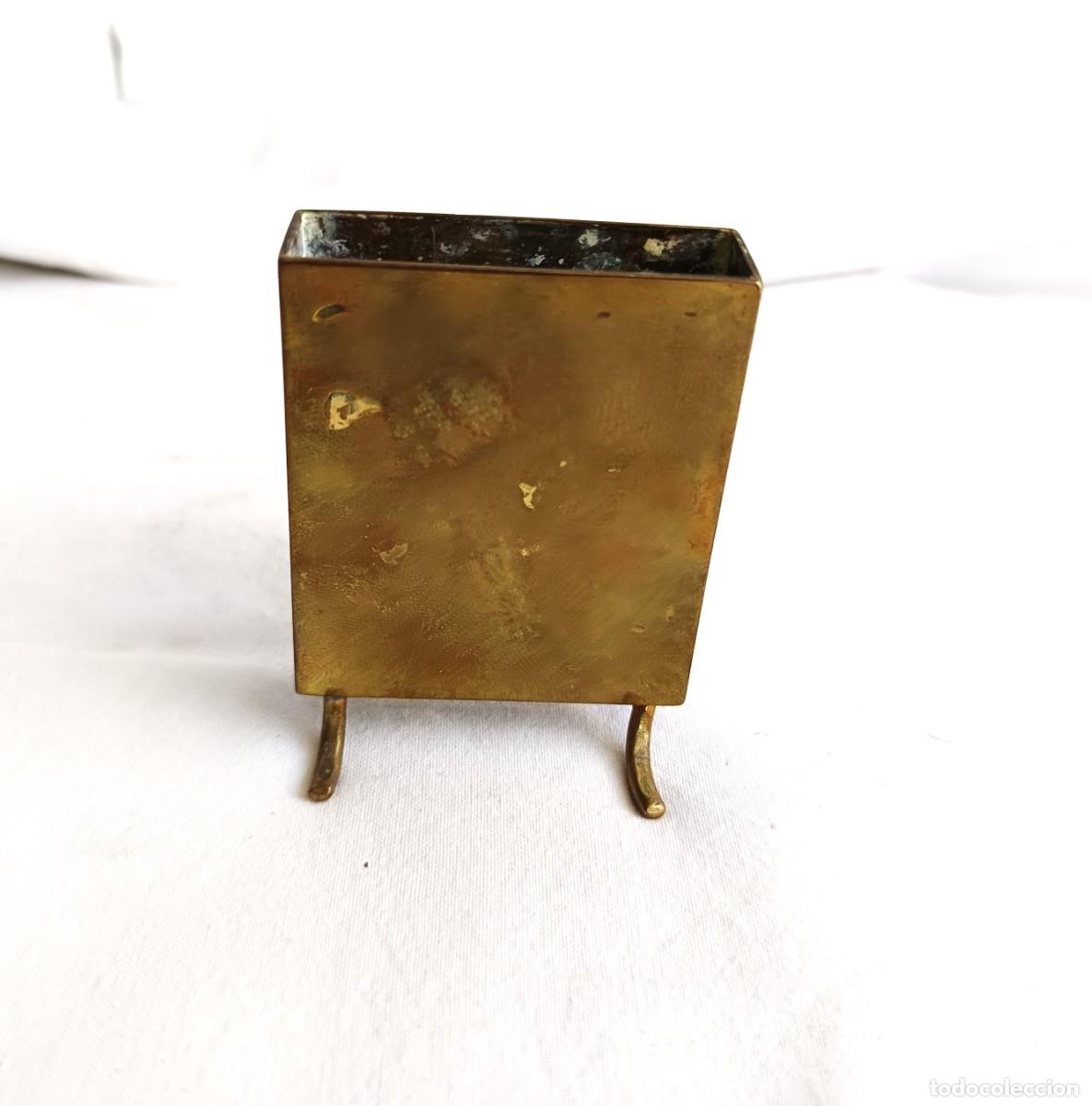 Antig&uuml;edades: Tarjetero de escritorio de estilo Art Dec&oacute; de lat&oacute;n fundido y patitas de bronce. A&ntilde;os 60-70