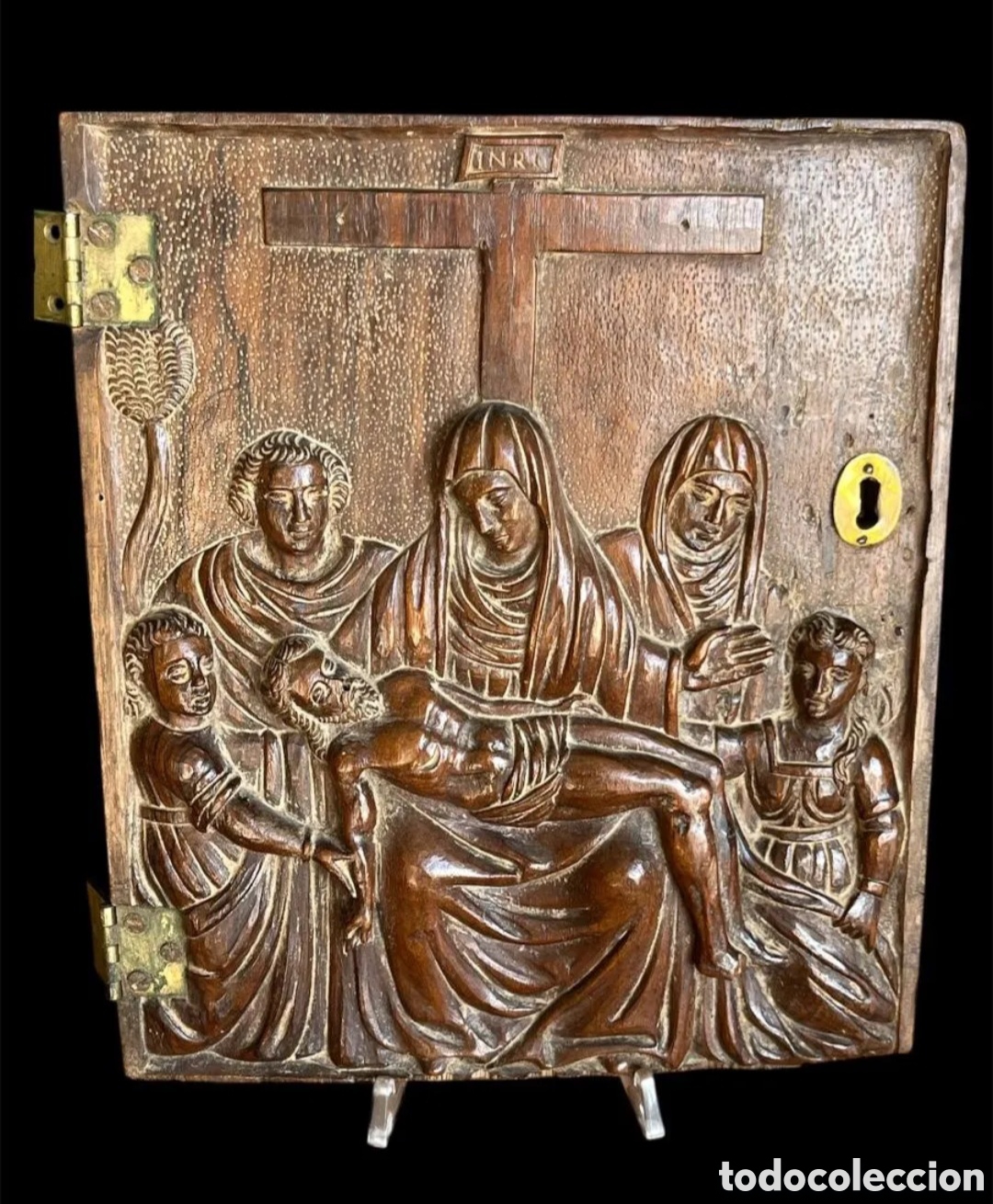 Antig&uuml;edades: PUERTA DE SAGRARIO &ldquo; LA PIEDAD &ldquo; TALLA DE NOGAL SIGLO XVII