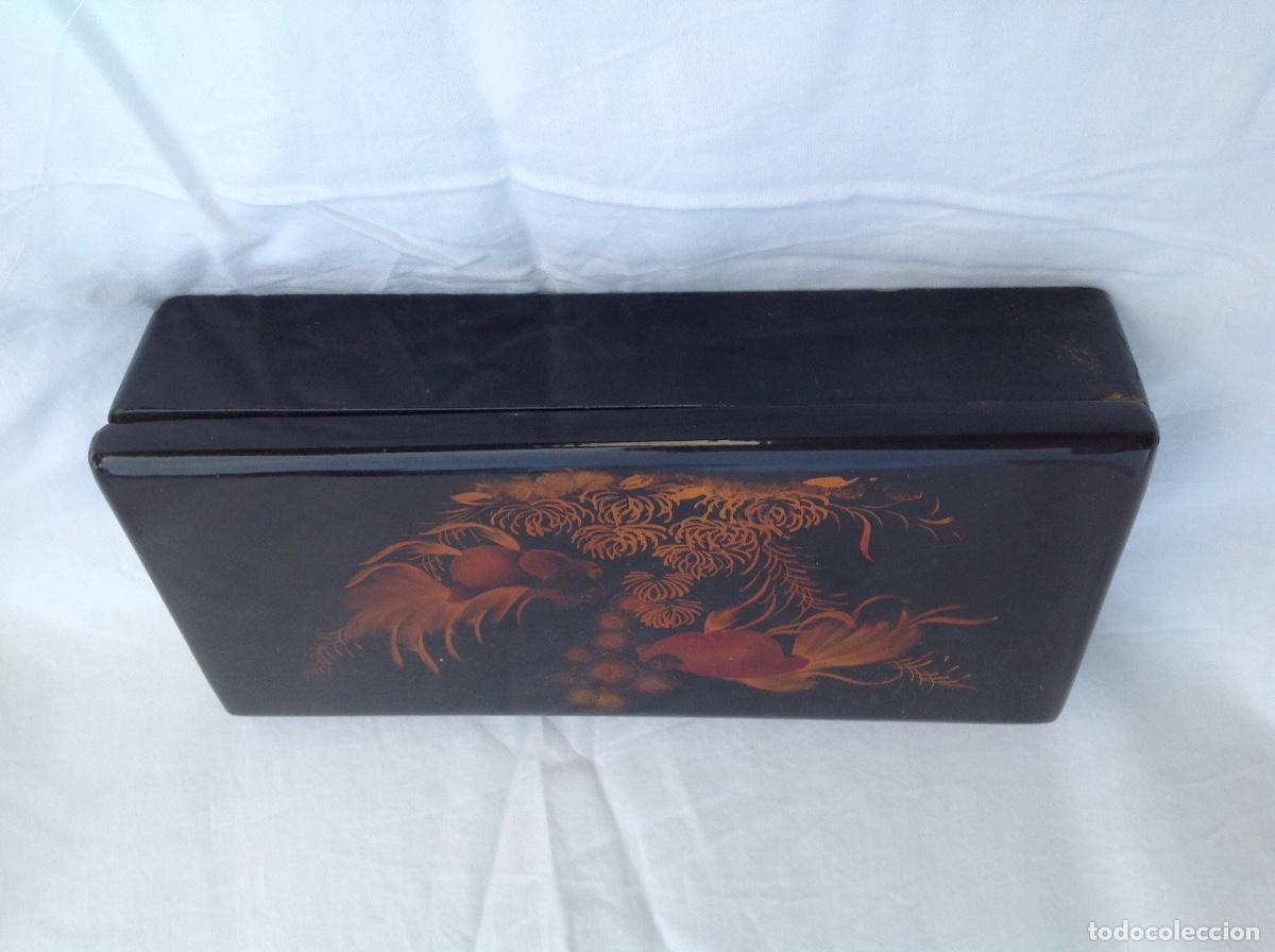 Antig&uuml;edades: Caja de laca japonesa con decoraci&oacute;n de peces
