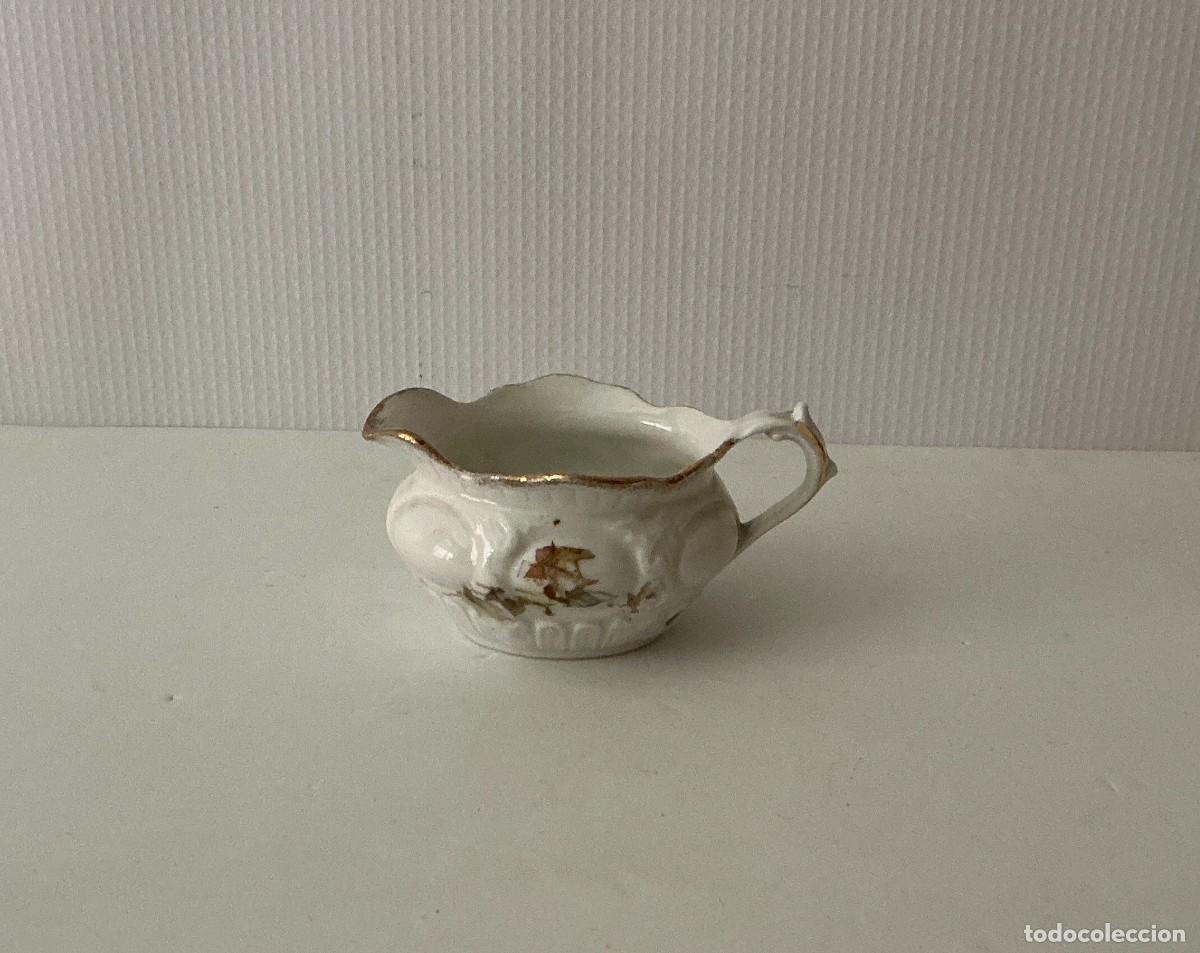 Antig&uuml;edades: Antigua lechera / salsera en porcelana relieve floral y filos dorados. Belle &Eacute;poque, c. 1910.